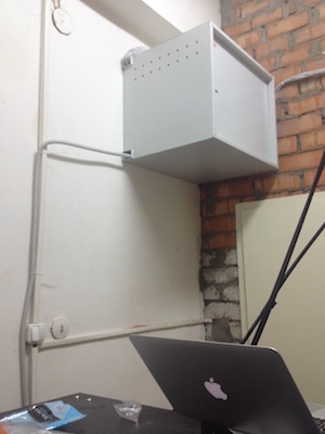 Монтаж серверного шкафа на стену