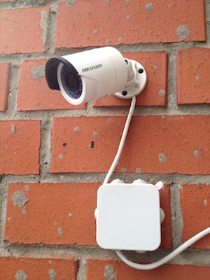 IP-камера видеонаблюдения Hikvision DS-2CD2032-I на фасаде здания